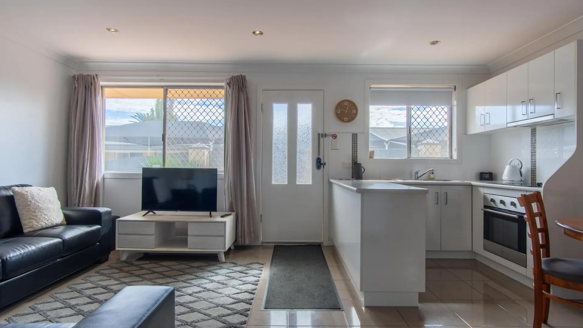 Tourist Road - 2 Bedroom Unit - East 투움바
